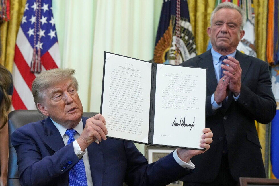 Trump, minciuni la semnarea decretului pentru vaccinuri copii