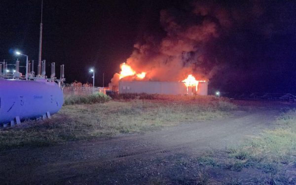 Incendiu la hală cu baterii în Buzău. Pompieri din mai multe județe, mobilizați