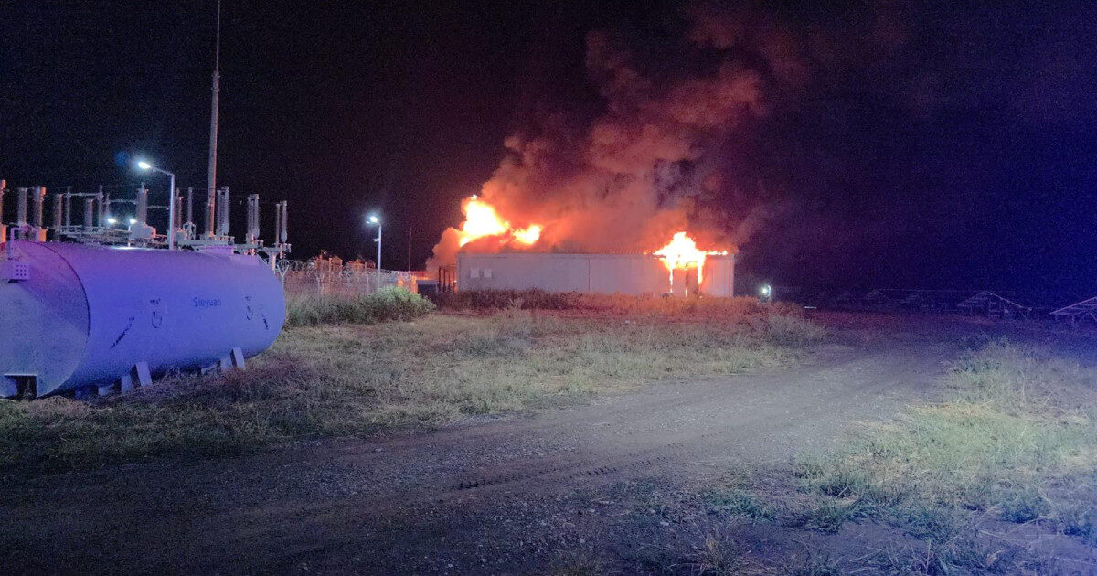 Incendiu la hală cu baterii în Buzău. Pompieri din mai multe județe, mobilizați