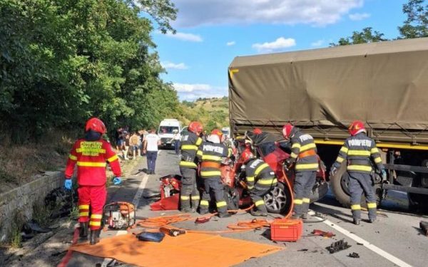 Carnagiu pe șosea: Camion militar a lovit mașini, 3 morți, inclusiv un copil