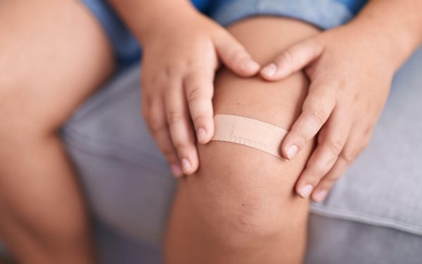 Botoșani: Copil în comă după plasturele mamei. Ce ascundea