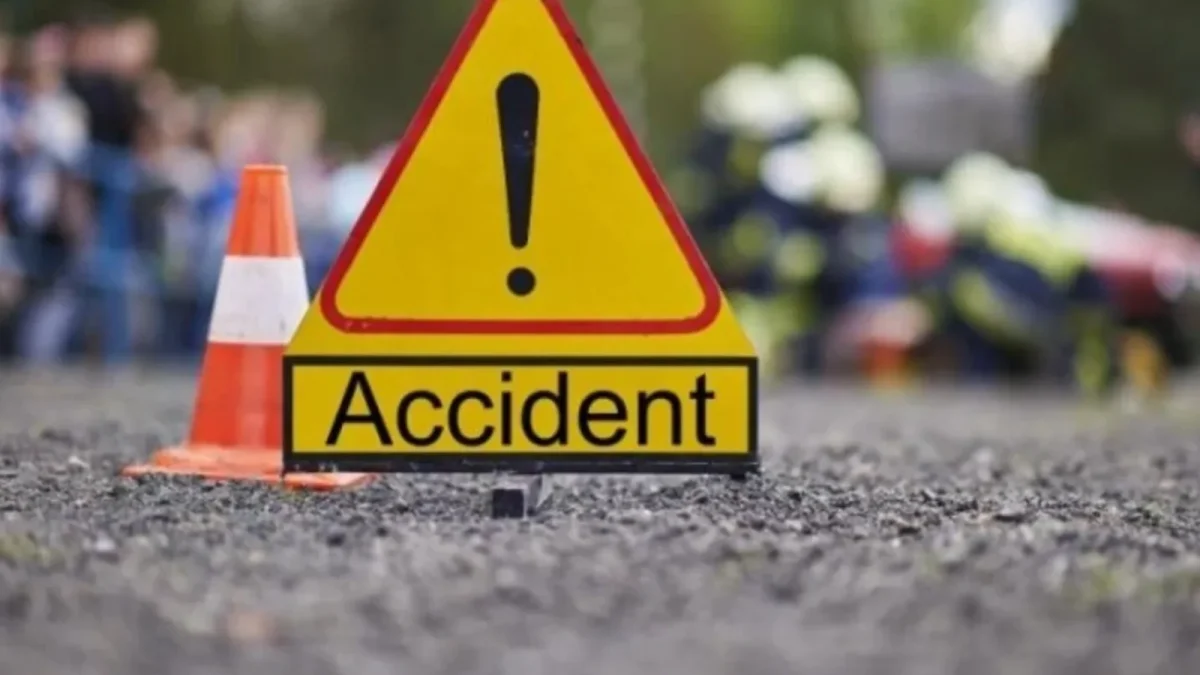 Autobasculantă răsturnată pe DN73: Șoferul scăpat, degajări de combustibil