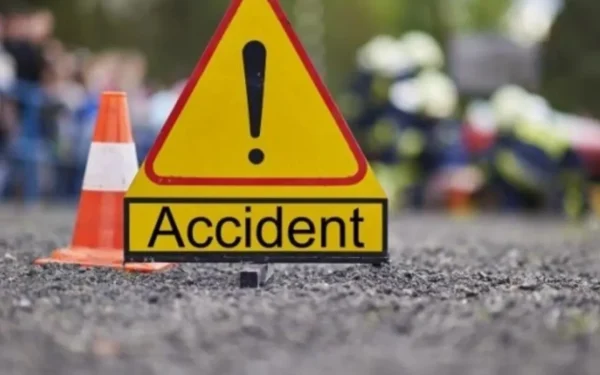 Autobasculantă răsturnată pe DN73: Șoferul scăpat, degajări de combustibil
