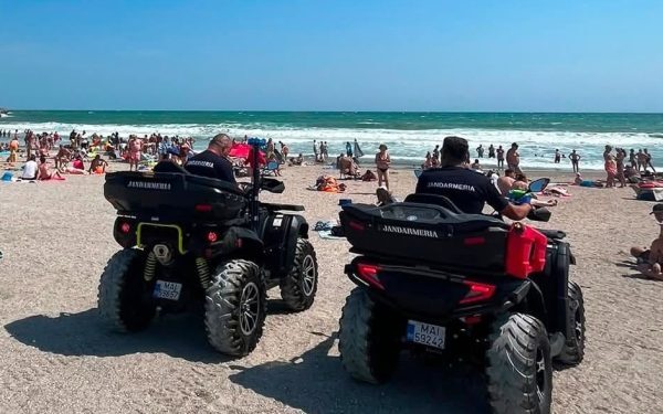 Eforie: Amenzi pe plajă, turiștii sfidează steagul roșu și valurile
