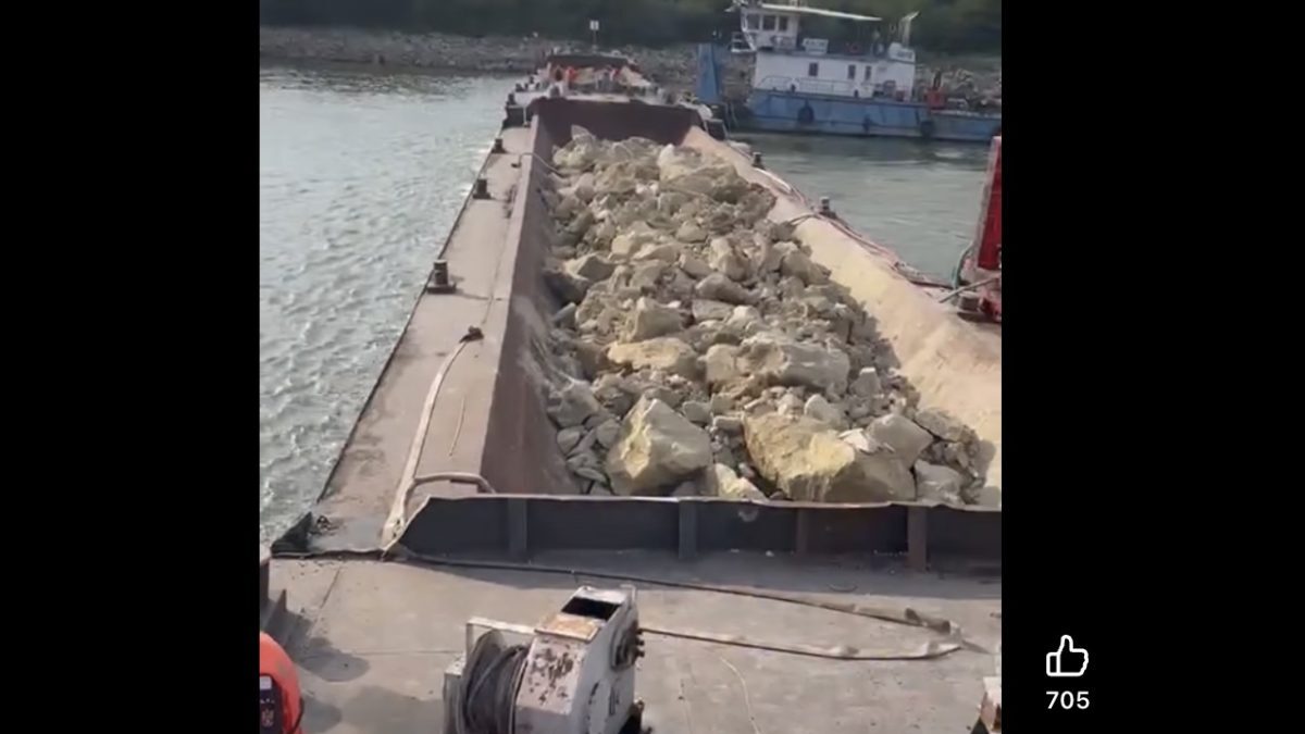Dunărea: Barje scufundate pe brațul Bala. Imagini surprinzătoare