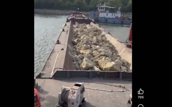 Dunărea: Barje scufundate pe brațul Bala. Imagini surprinzătoare