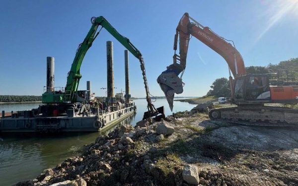 Danube: România inundă barje cu pietre pentru a salva centrala nucleară