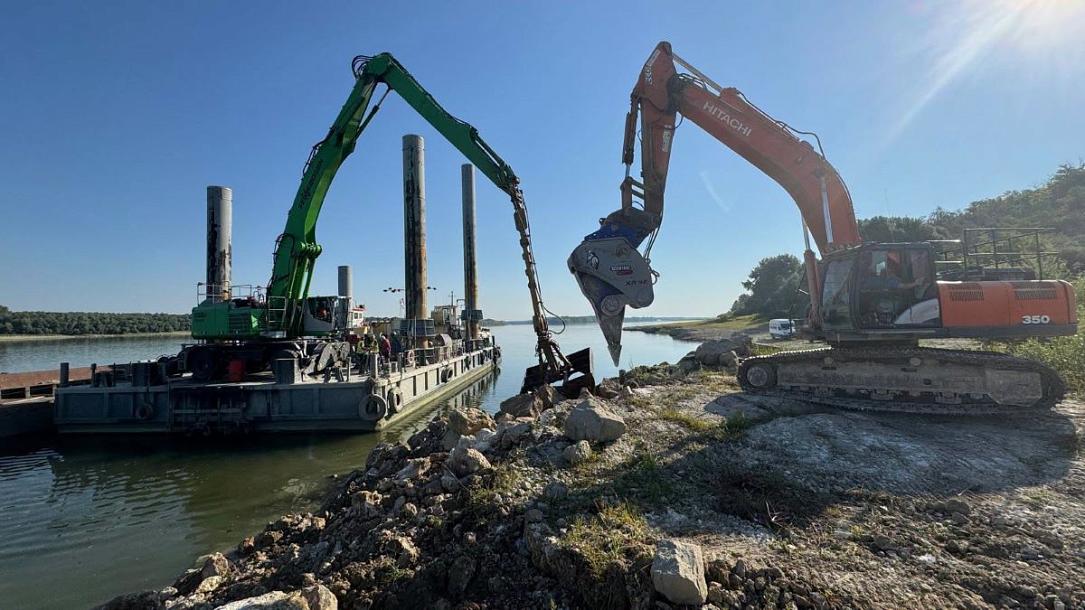 Danube: România inundă barje cu pietre pentru a salva centrala nucleară