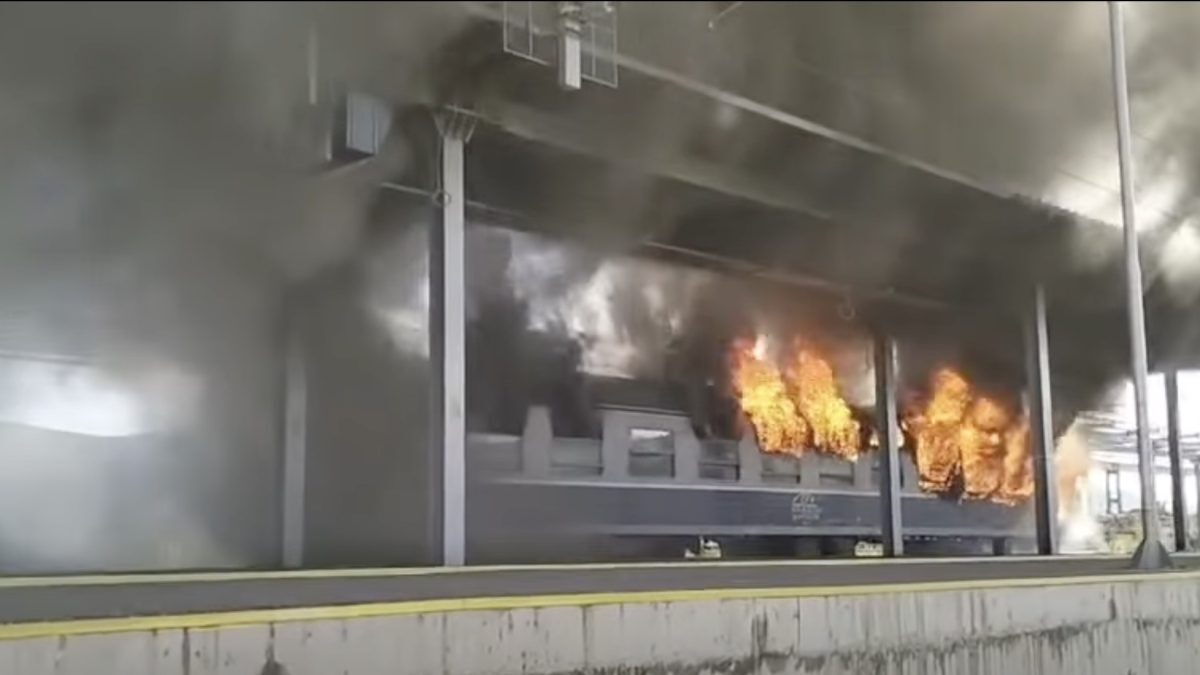 Incendiu la Regio 2030: 4 trenuri de călători, blocate