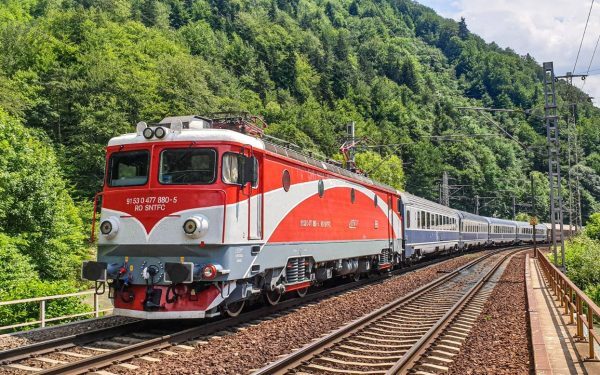 Trenuri diesel pe linie electrificată Cluj-Oradea: Banii PNRR, în pericol