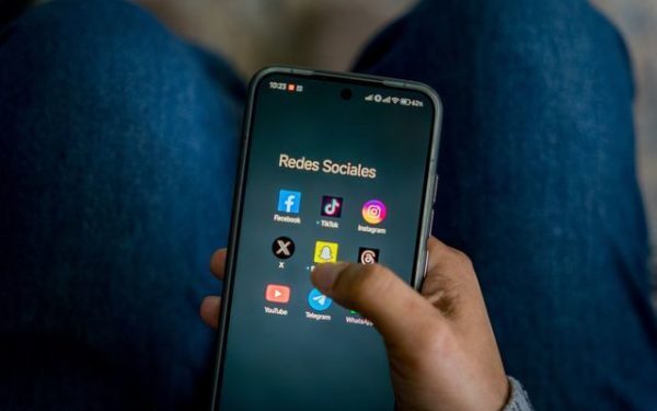 Tinerii australieni sub 16 ani ocolesc legea: TikTok și Instagram pe ascuns