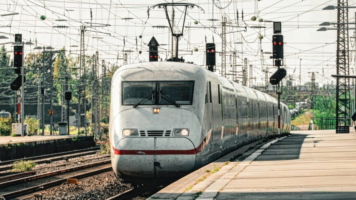 Incendiu la ultimul vagon tren Regio. Pasageri evacuați din gară