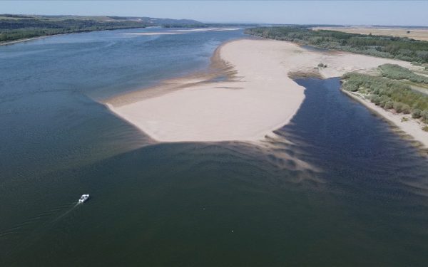 Dunărea secată ne goleşte buzunarele. Stagflaţie în România
