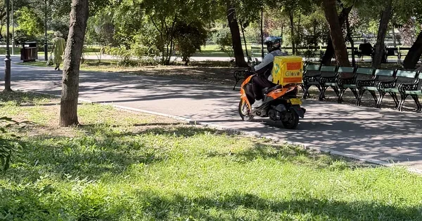 Glovo în Cișmigiu: livrări cu scuterul în plin parc