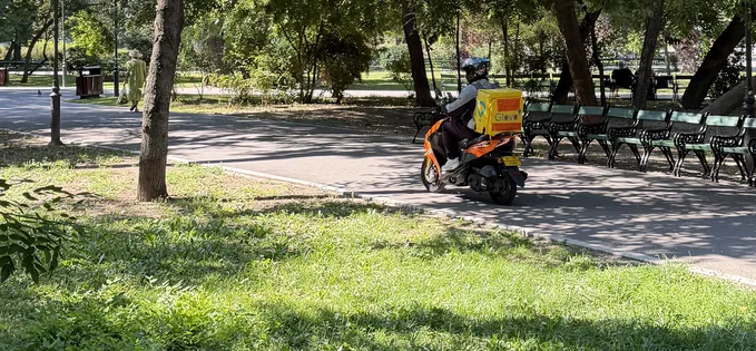 Glovo în Cișmigiu: livrări cu scuterul în plin parc