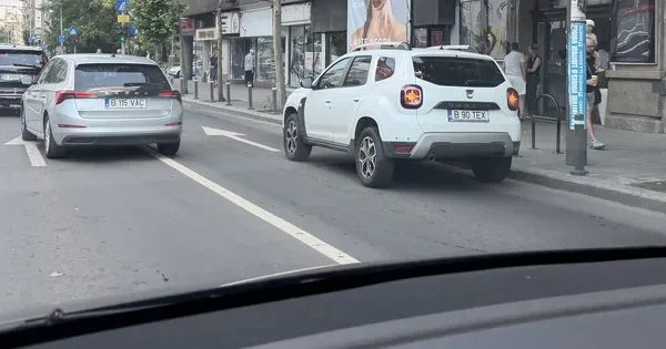 Magheru blocat: mașină pe banda autobuzelor, șoferul pe avarie