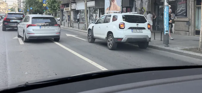 Magheru blocat: mașină pe banda autobuzelor, șoferul pe avarie