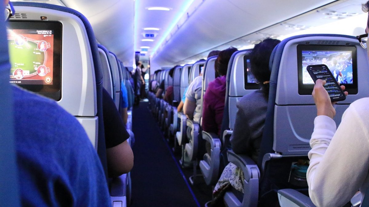 Glonț în Boeing 737: Pasageri evacuați de urgență