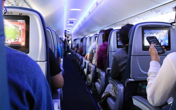 Glonț în Boeing 737: Pasageri evacuați de urgență