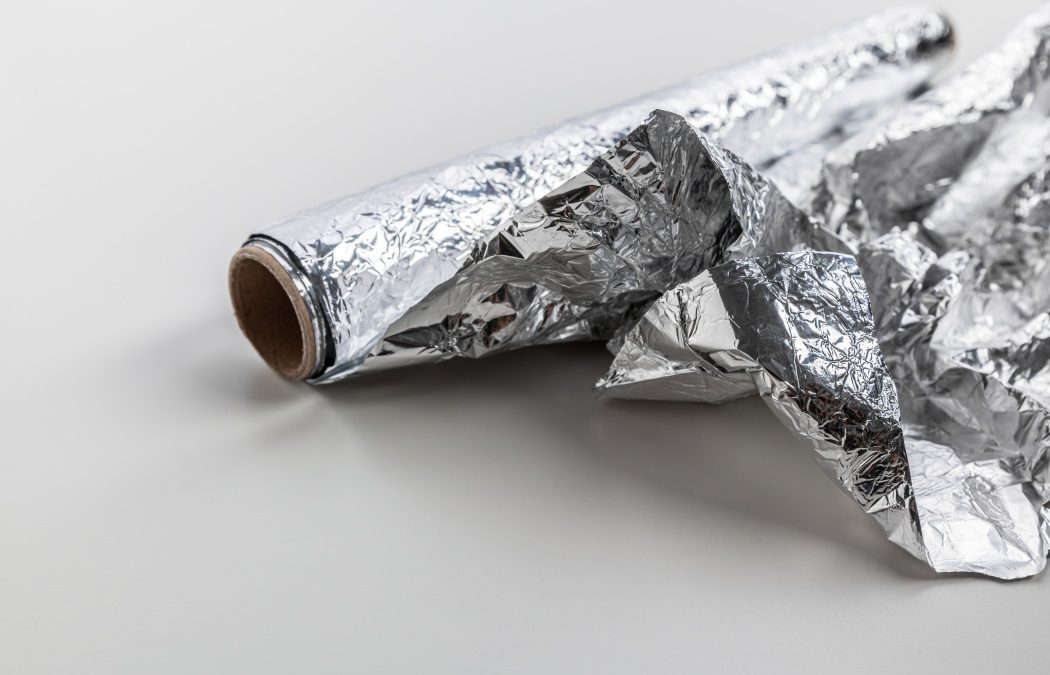 Folie aluminiu: Unde o ții și greșeala ta din bucătărie