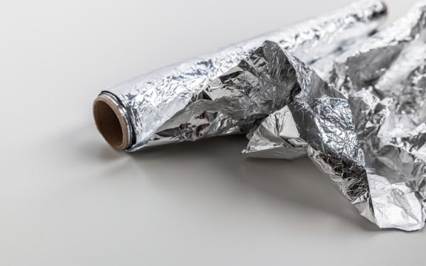 Folie aluminiu: Unde o ții și greșeala ta din bucătărie