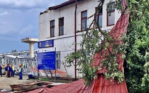 Vânt puternic a făcut prăpăd: acoperișuri smulse, mașini distruse