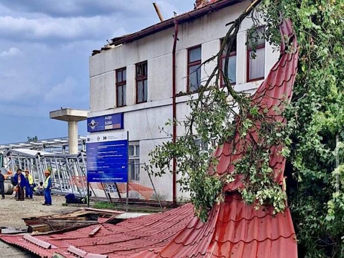 Vânt puternic a făcut prăpăd: acoperișuri smulse, mașini distruse