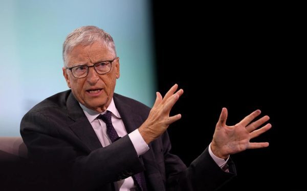 Gates: Taxați AI-ul, creați locuri de muncă pentru oameni