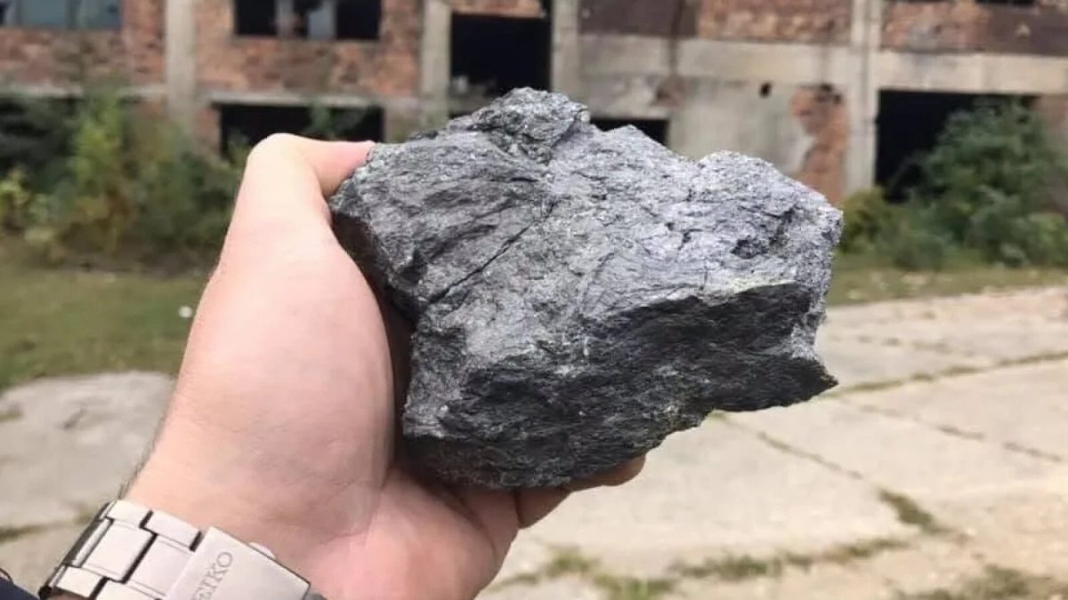 România rivalizează cu China: Mină strategică de grafit, redeschisă