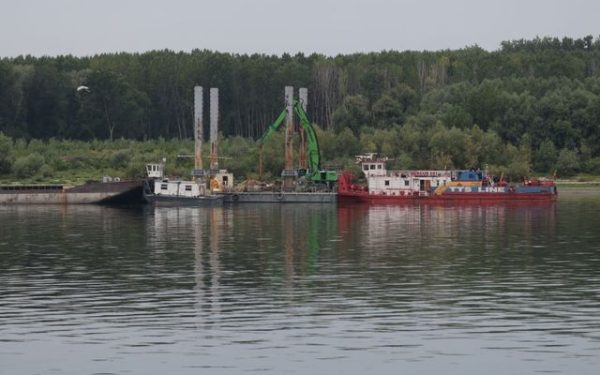 Dunărea: Scufundarea barjelor, amânată la Cernavodă. Pericol iminent