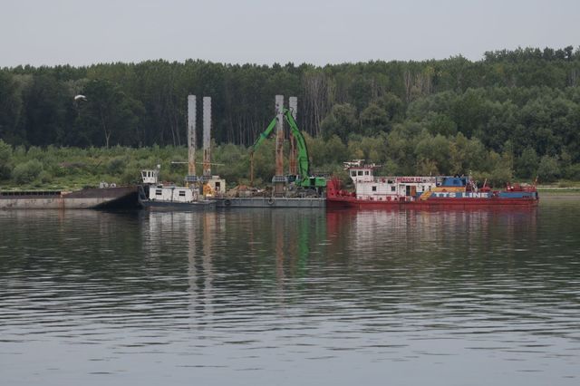 Dunărea: Scufundarea barjelor, amânată la Cernavodă. Pericol iminent