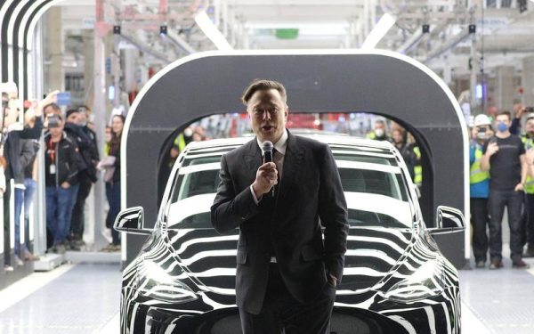 Musk: Tesla nu mai produce doar mașini, presiune mare pe companie
