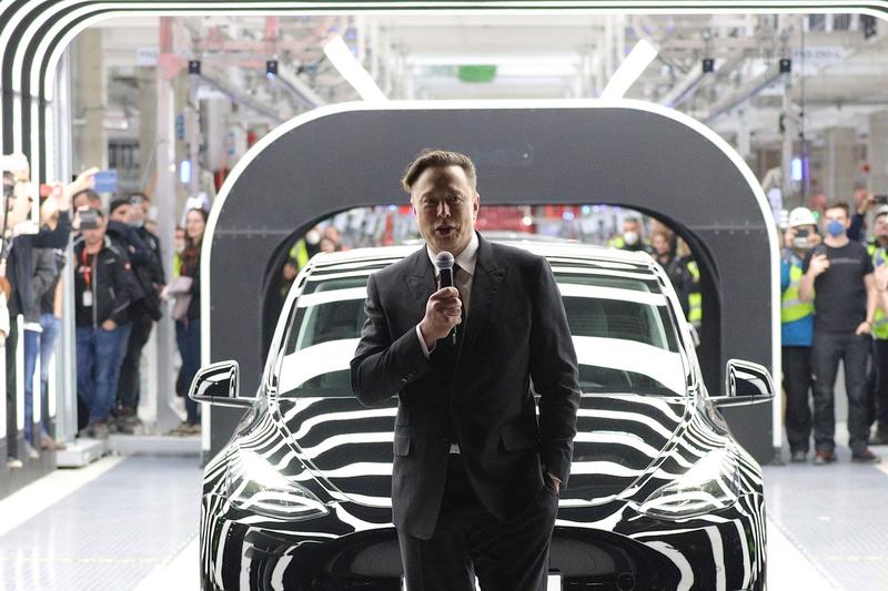 Musk: Tesla nu mai produce doar mașini, presiune mare pe companie