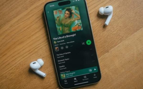 Spotify: Eticheta AI, un nou pas în lupta cu artiștii falși