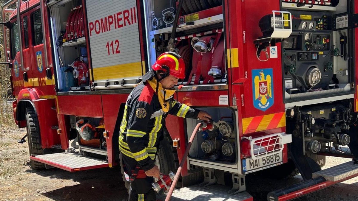 Hala auto din Oradea, cuprinsă de flăcări. Intervenție masivă a pompierilor