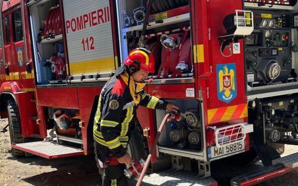 Hala auto din Oradea, cuprinsă de flăcări. Intervenție masivă a pompierilor