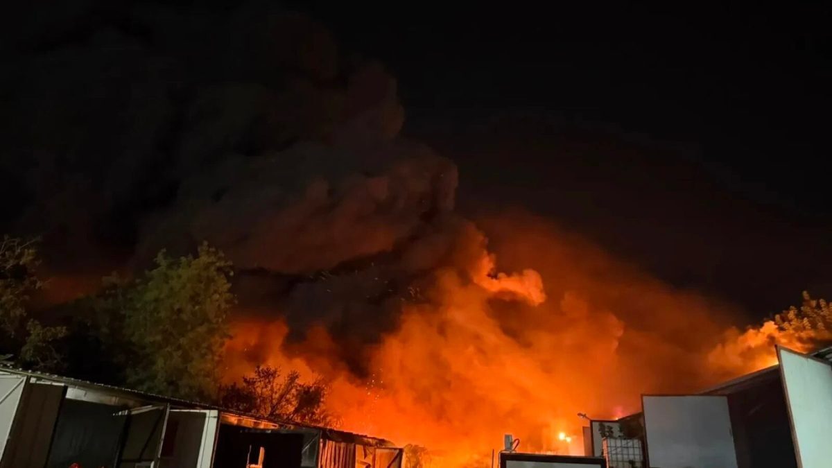 Incendiu puternic a cuprins Bucureștiul. Imagini șocante