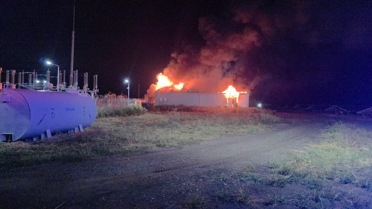 Incendiu la Stâlpu, Buzău: Flăcări uriașe la hala de baterii