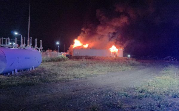 Incendiu la Stâlpu, Buzău: Flăcări uriașe la hala de baterii