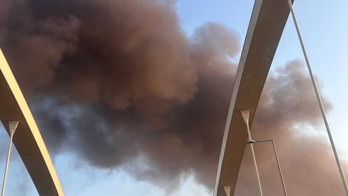 Incendiu violent la Lumina: Fum toxic acoperă orașul, evacuate