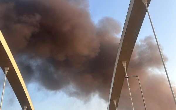 Incendiu violent la Lumina: Fum toxic acoperă orașul, evacuate