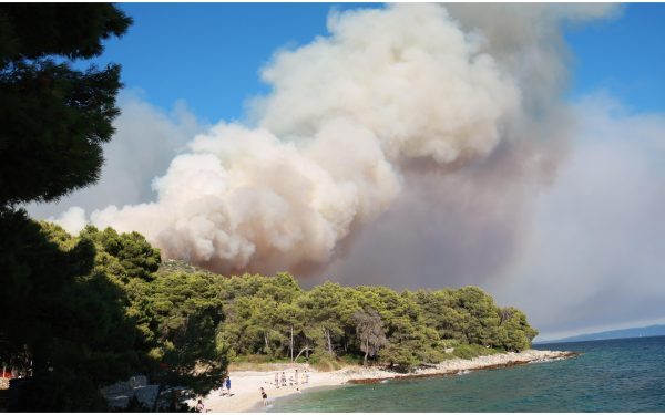 Halkidiki în flăcări: Sute de turiști evacuați, român sub asediu | AUDIO