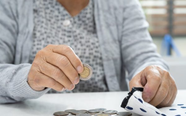 Escrocherie BNR în București: Fals curier, prins cu pensionară jefuită