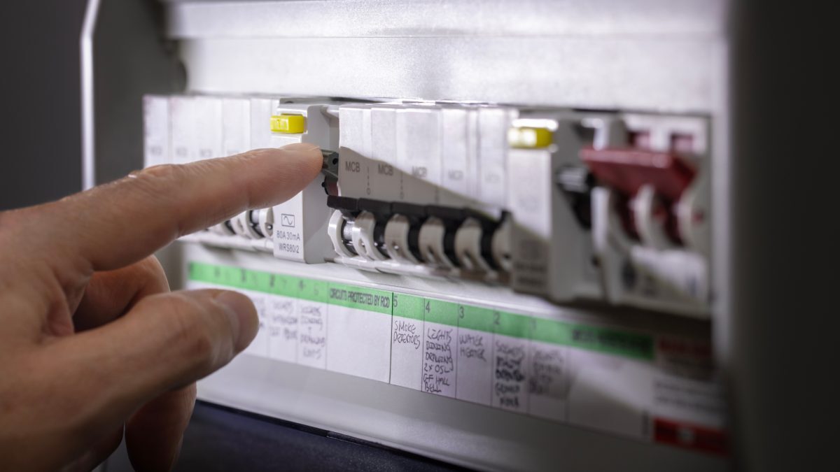 Transelectrica taie curentul marilor consumatori, dacă e deficit
