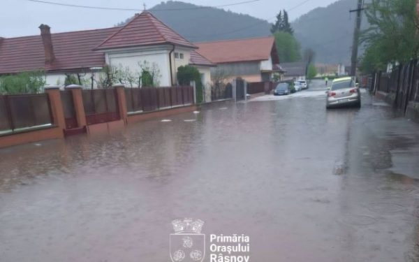 Râșnov: Ploaia inundă canalizarea, probleme mari în oraș
