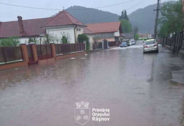 Râșnov: Ploaia inundă canalizarea, probleme mari în oraș