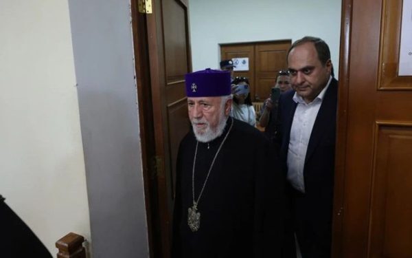 Șeful Bisericii Armene, judecat pe fondul tensiunilor cu Rusia