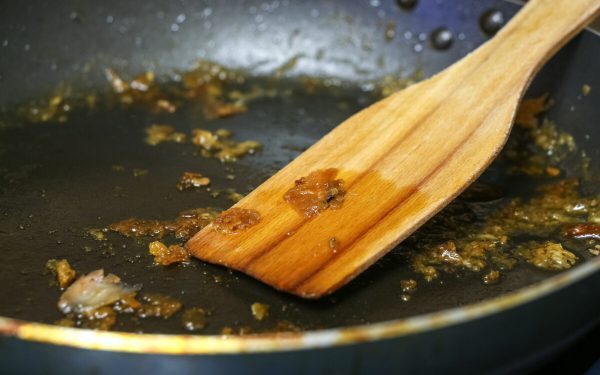 Mâncarea se lipește de tigaie? Ai greșit aceste lucruri