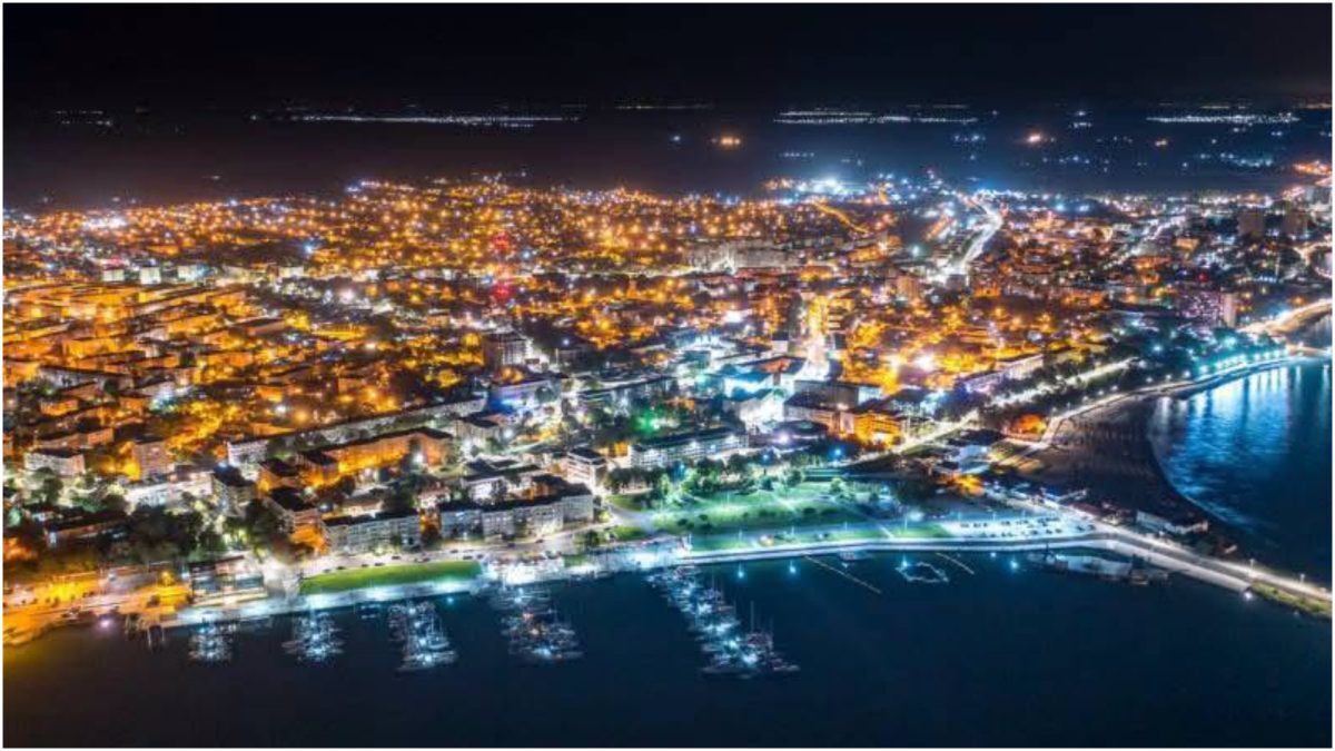 Mangalia lasă lumina aprinsă pentru turiști. Primarul refuză economiile