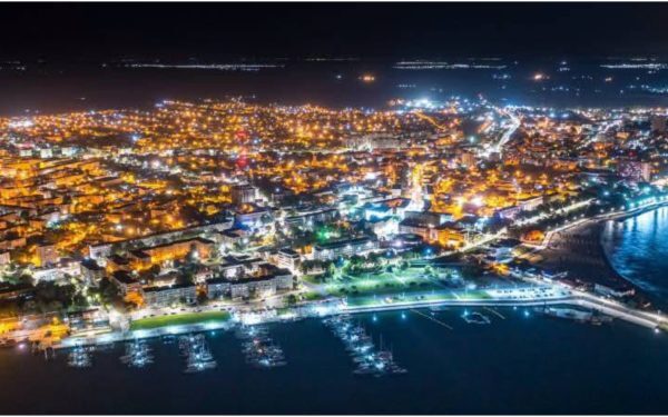 Mangalia lasă lumina aprinsă pentru turiști. Primarul refuză economiile